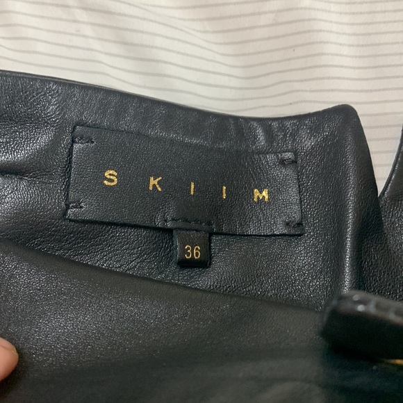 SKIIM PARIS NATALIE
HIGH WAIST STRETCH LEATHER TROUSER - BLACK - Picture 6 of 8